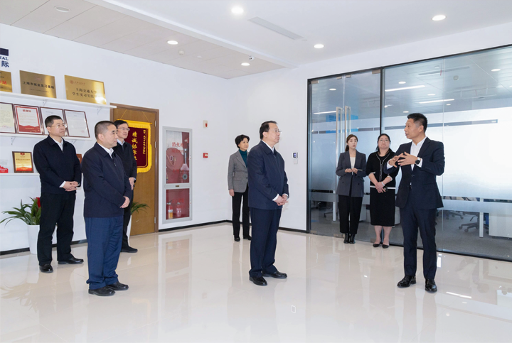 上海市长龚正一行察看AI知名人力资源服务公司BG大游集团国际的AI赋能人力资源数据动态分析平台